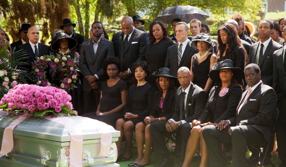 From left, Phylicia Rashad (“Clariee”), Michael Beasley (“Spud”), Jill Scott (“Truvy”), Phylicia Rashad (“Clariee”), Alfre Woodard (“Ouiser”), Tory Kittles (“Jackson”), Queen Latifah (“M’Lynn”) and Afemo Omilami (“Drum”) star in the all-new Lifetime Original Movie, Steel Magnolias.